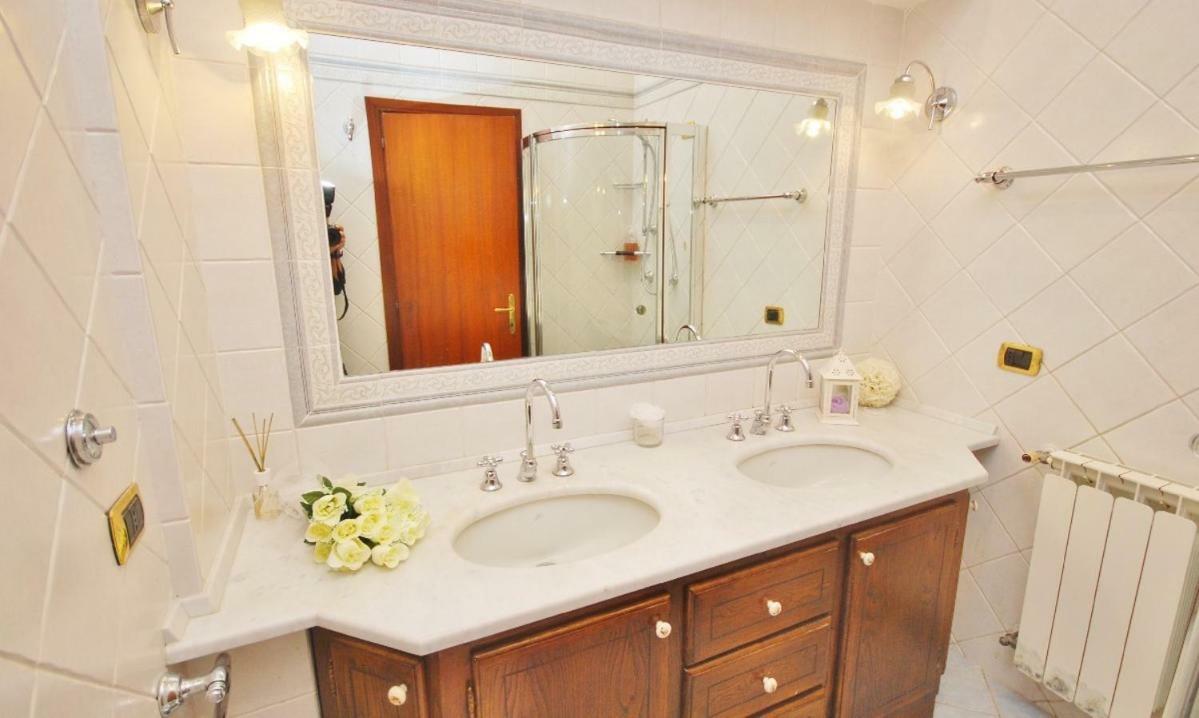 Raffinato Attico Vicino Al Mare Con Solarium Lido Di 카마이오레 외부 사진
