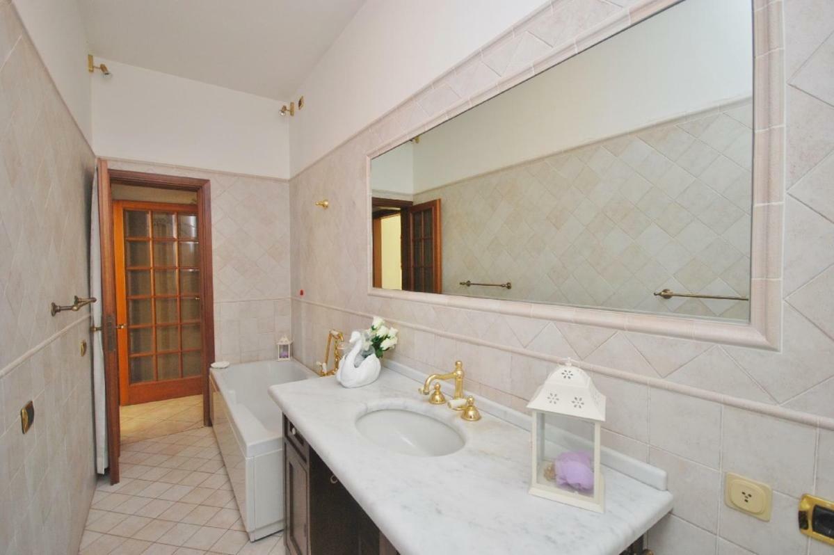 Raffinato Attico Vicino Al Mare Con Solarium Lido Di 카마이오레 외부 사진