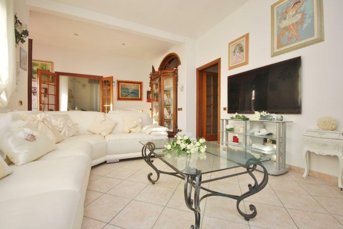 Raffinato Attico Vicino Al Mare Con Solarium Lido Di 카마이오레 외부 사진