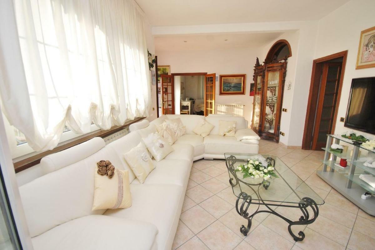 Raffinato Attico Vicino Al Mare Con Solarium Lido Di 카마이오레 외부 사진